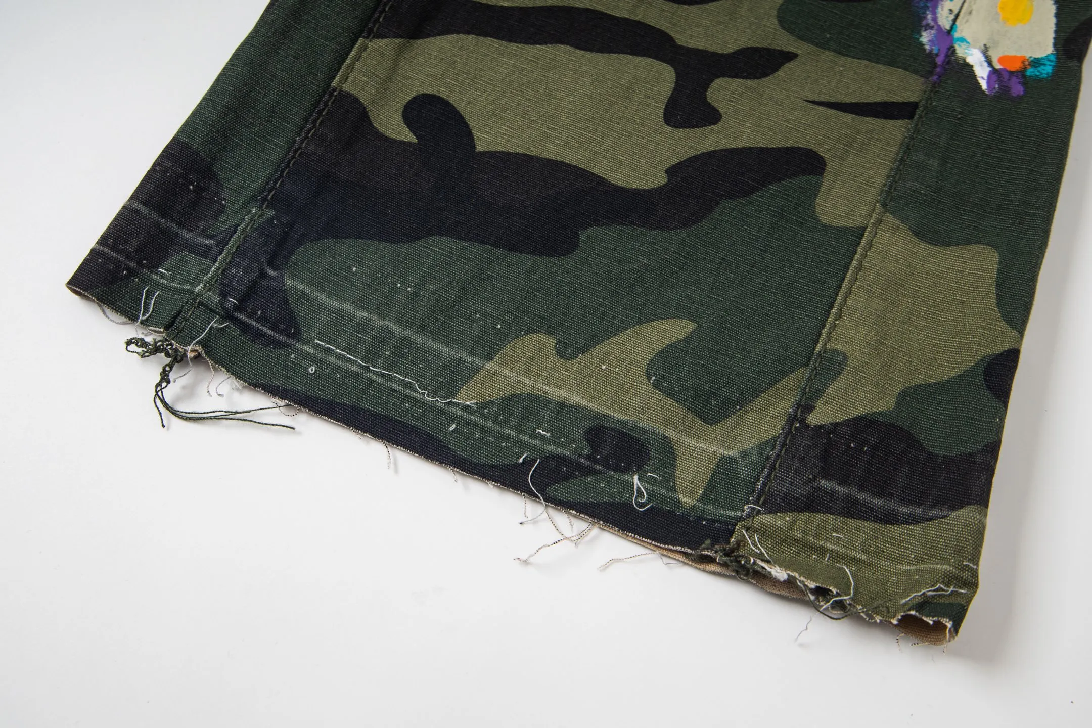 P250 Chrome Hearts Gallery 2025 new camouflage stitching multi-pocket couple bootcut jeans are a hot trend this season and are sought after by countless celebrities and fashionistas. The neat details of the cutting process add color to the playful fashion! The neat and meticulous design, and the well-fitting structure is unique. The upper body not only has outstanding recognition, but also looks younger and younger. A style with the ultimate wearing meaning and performance, gorgeous color matching, and the craftsmanship of this style is also extremely extraordinary. After the finished product is washed, it is disassembled and hand-made with sheepskin cross leather and then spliced ​​together to complete. The whole piece has too many craftsmanship to describe. It is decorated with patchwork cross flowers and high-waisted washed jeans! ! Absolutely high-end luxury product, a god-level single product, a super popular product, made by top heavy industry, a magic weapon that cannot be missed to hit the streets. Style number: 1846 Size: 28 30 32 34 36 Color: camouflage